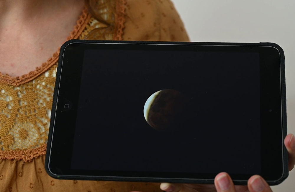 iPad met foto van donkere maan