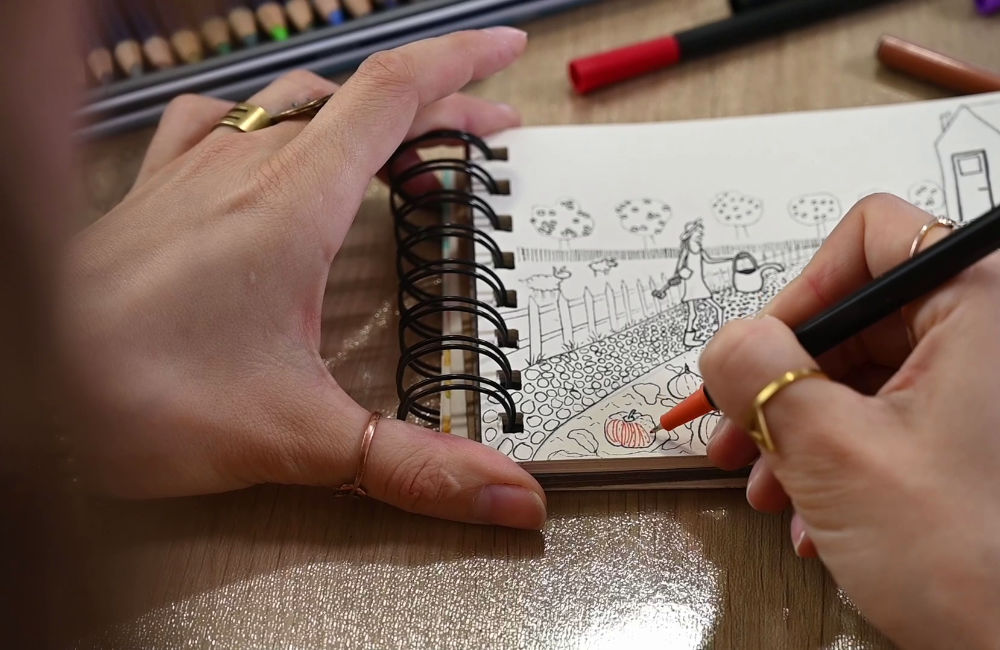 Juf maakt tekening van groentetuin met rode pen