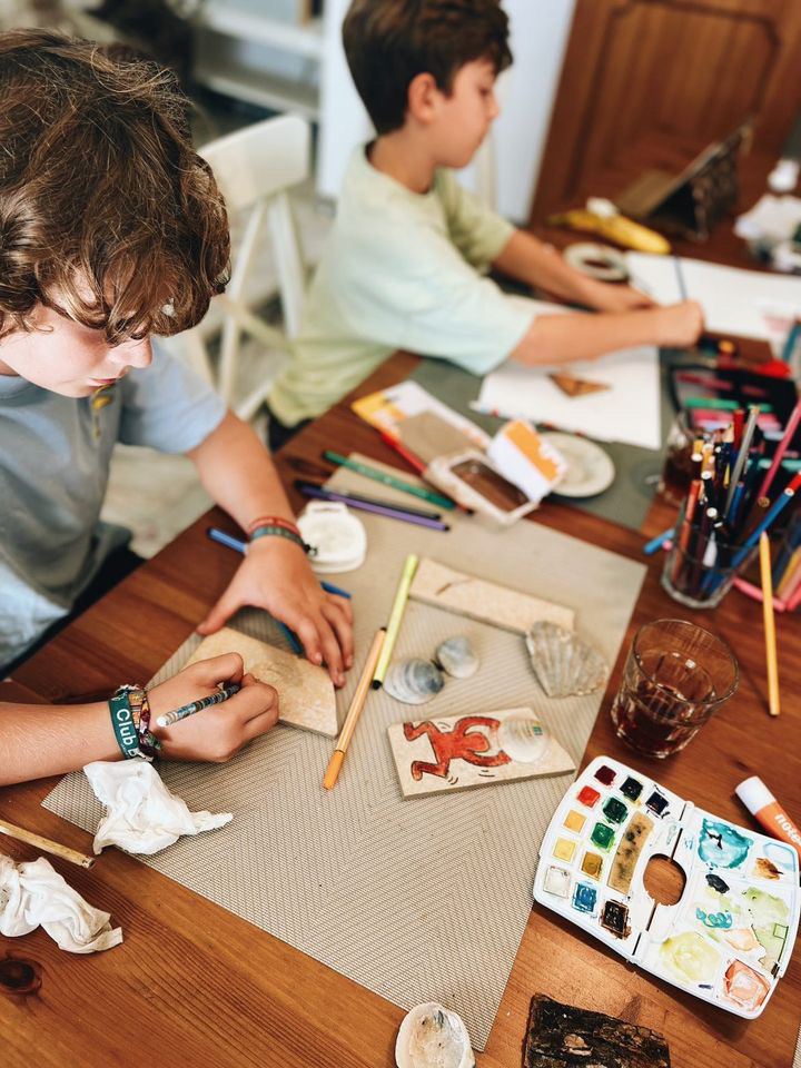 Twee jongen die popart maken van Keith Haring met bewegingsstreepjes